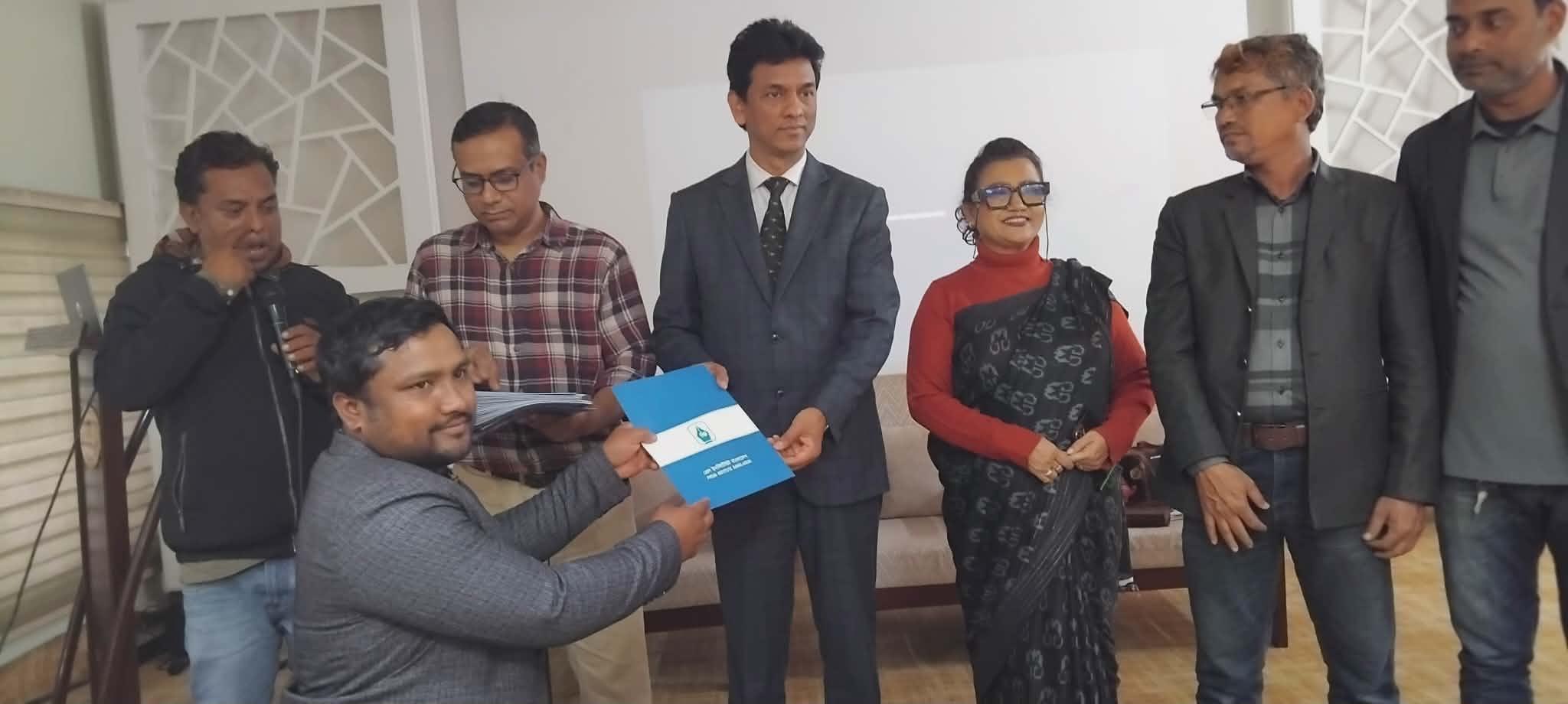 পঞ্চগড়ে নির্বাচনকালীন সাংবাদিকতা বিষয়ক দুইদিনের প্রশিক্ষণ শেষে সনদ বিতরণ