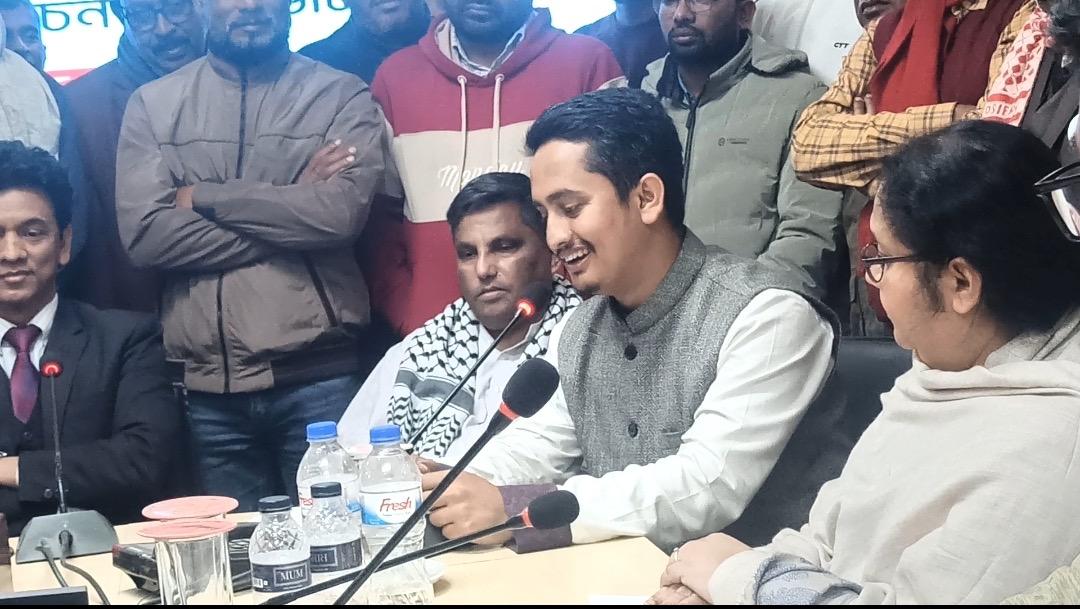 রিটার্নিং কর্মকর্তার কার্যালয়ে হাজির হয়ে প্রতিদ্বন্দ্বীকে শুভেচ্ছা জানালেন সারজিস